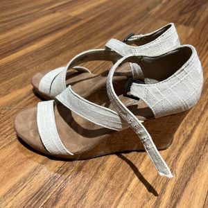 Toms size 8 wedge sandals